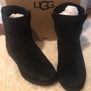 “Like New” Ugg Small Wedge & arch support